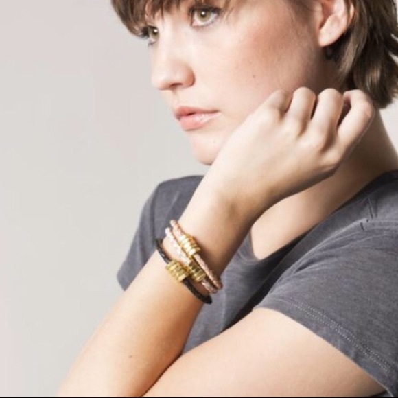 MOVING MUST GO Half United HONEYBEE Black Bracelet - Picture 3 of 8